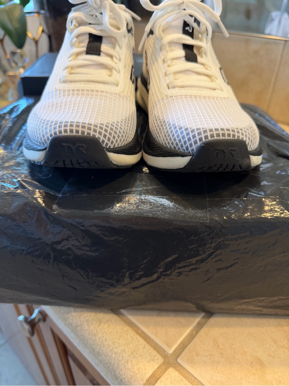 TYR White and Black SR-1 TEMPO
TEMPO RUNNER - Picture 3 of 10